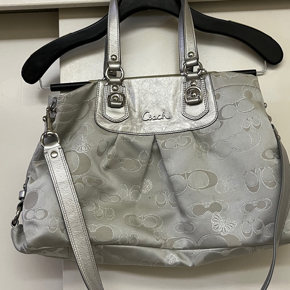 GUC : Coach : Ashley Signature Carryall Handbag in Silver